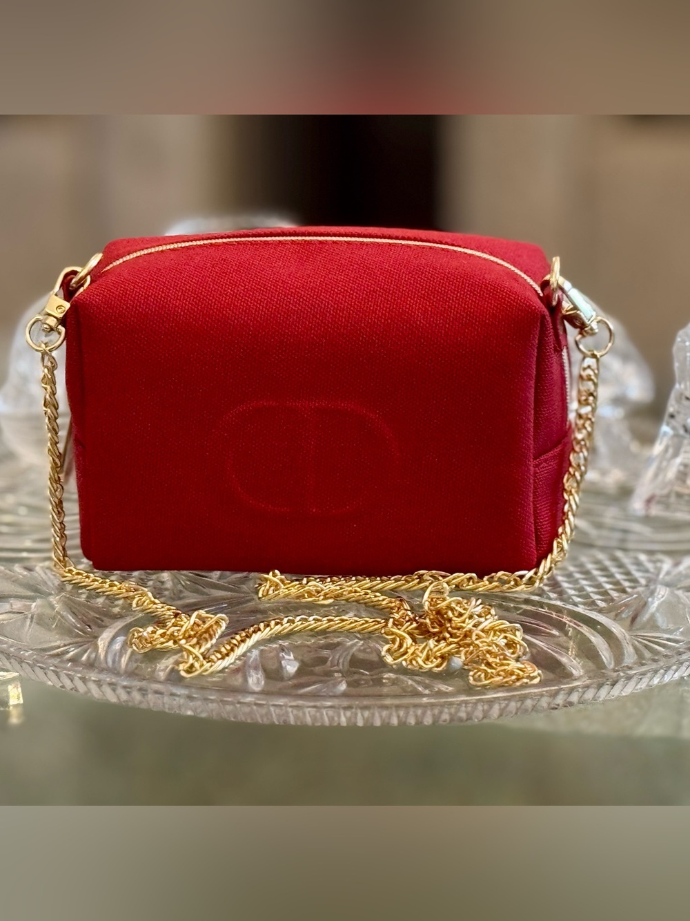 DIOR Beautiful Red Cosmetic Bag with stunning Gold Chain Attached Crossbody - Picture 2 of 16
